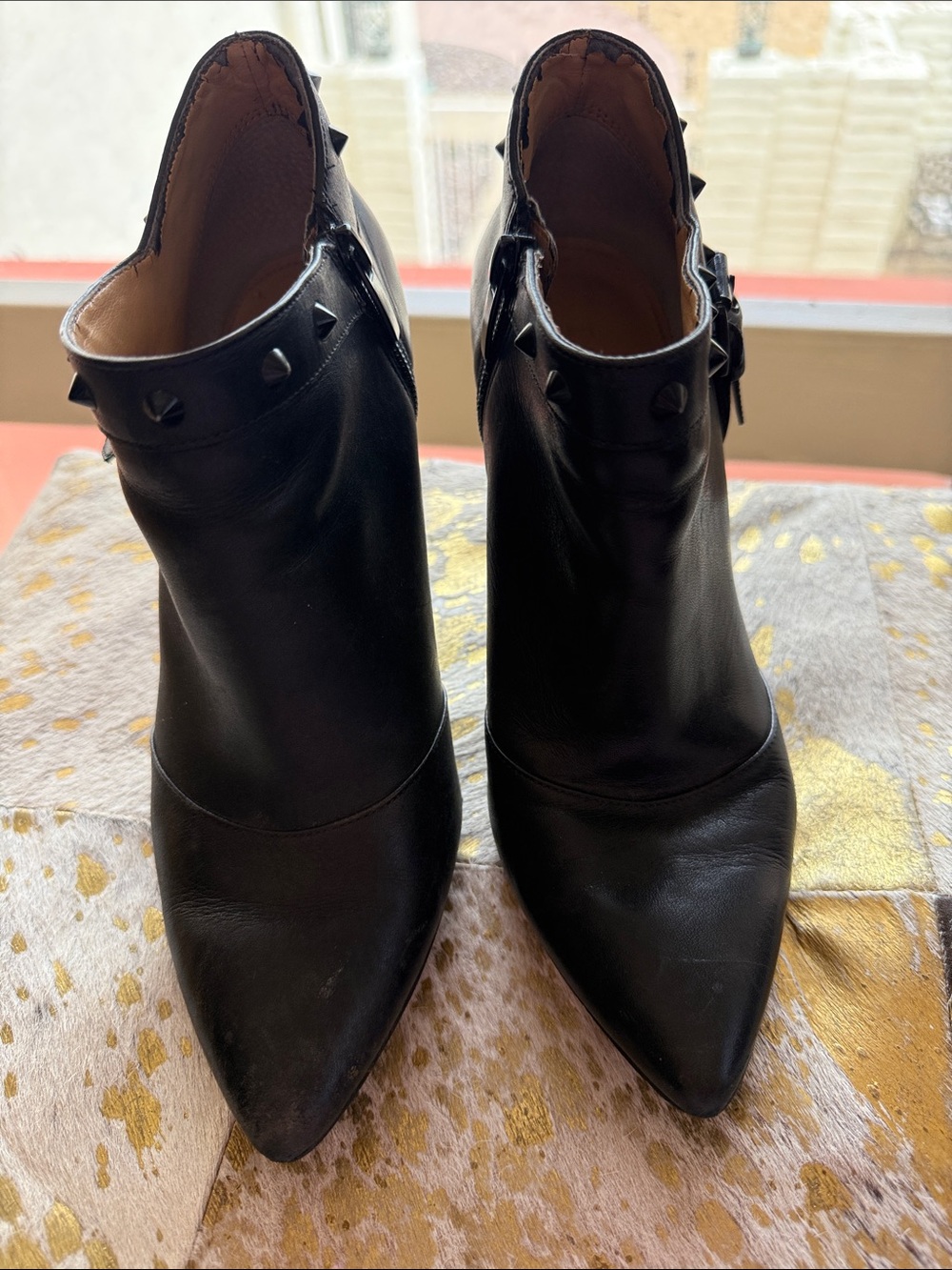 Enzo Angiolini Black Pointed-Toe Studded Leather Ankle Booties. 7.5